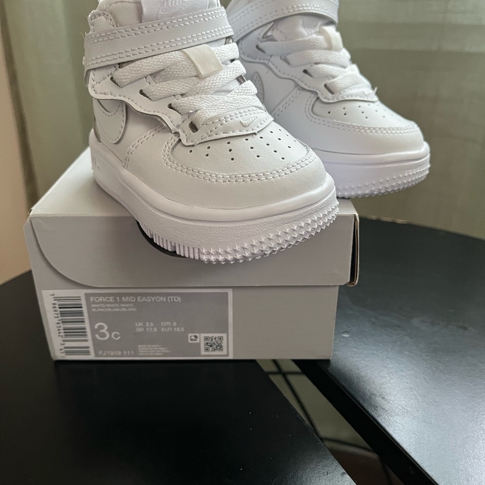 Nike Kids' White Force 1 Mid Sneakers
